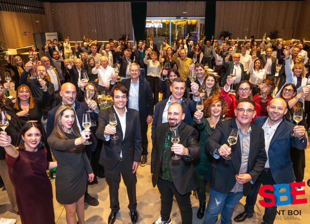Más de 100 representantes del tejido empresarial de Santo Boi nos acompañaron el pasado jueves en nuestra Cena de Gala, una velada muy especial para reencontrarnos, compartir y continuar fortaleciendo vínculos dentro del tejido empresarial del territorio. Queremos agradecer especialmente a: Los patrocinadores, por su apoyo y compromiso con la entidad: @quadis_es · @aincatinmobiliaria_oficial · @bmvconnect · @grupopas.es · @solvatrenovables · @josellopart.sa · @talkidiomes · @indeskai_design · #paniker · @gallegotravel · @eixsolucions · @bierboi_brewery Las instituciones que nos acompañaron: Nuestra alcaldesa y presidenta de la Diputación de Barcelona, Lluïsa Moret @lluisamoret , por su presencia e implicación. Elisabet Latorre, @eliylatorre teniente de alcaldía de ciudad emergente y regidora de Infancia y Familia; Sensi Domínguez, @sensidominguez regidora de Ocupación, Formación e igualdad de género. También nos acompañó Esther Dalmau, jefe de departamento de Promoción de la Empresa y Comercio. Los representantes del Delta Empresarial, por su presencia. Y, sobre todo, a todos los asociados, que año tras año continuáis confiando en nosotros y haciendo posible encuentros como esta. Juntos somos más fuertes!