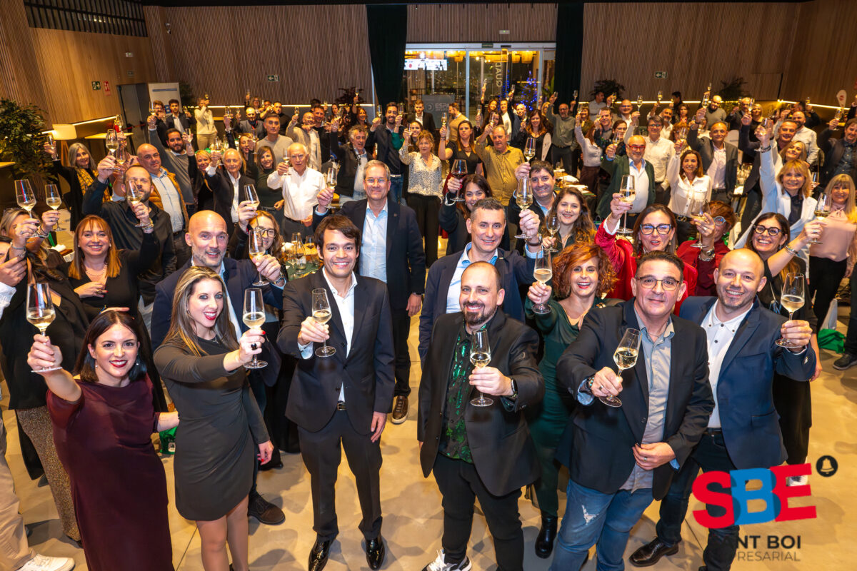 Más de 100 representantes del tejido empresarial de Santo Boi nos acompañaron el pasado jueves en nuestra Cena de Gala, una velada muy especial para reencontrarnos, compartir y continuar fortaleciendo vínculos dentro del tejido empresarial del territorio. Queremos agradecer especialmente a: Los patrocinadores, por su apoyo y compromiso con la entidad: @quadis_es · @aincatinmobiliaria_oficial · @bmvconnect · @grupopas.es · @solvatrenovables · @josellopart.sa · @talkidiomes · @indeskai_design · #paniker · @gallegotravel · @eixsolucions · @bierboi_brewery Las instituciones que nos acompañaron: Nuestra alcaldesa y presidenta de la Diputación de Barcelona, Lluïsa Moret @lluisamoret , por su presencia e implicación. Elisabet Latorre, @eliylatorre teniente de alcaldía de ciudad emergente y regidora de Infancia y Familia; Sensi Domínguez, @sensidominguez regidora de Ocupación, Formación e igualdad de género. También nos acompañó Esther Dalmau, jefe de departamento de Promoción de la Empresa y Comercio. Los representantes del Delta Empresarial, por su presencia. Y, sobre todo, a todos los asociados, que año tras año continuáis confiando en nosotros y haciendo posible encuentros como esta. Juntos somos más fuertes!